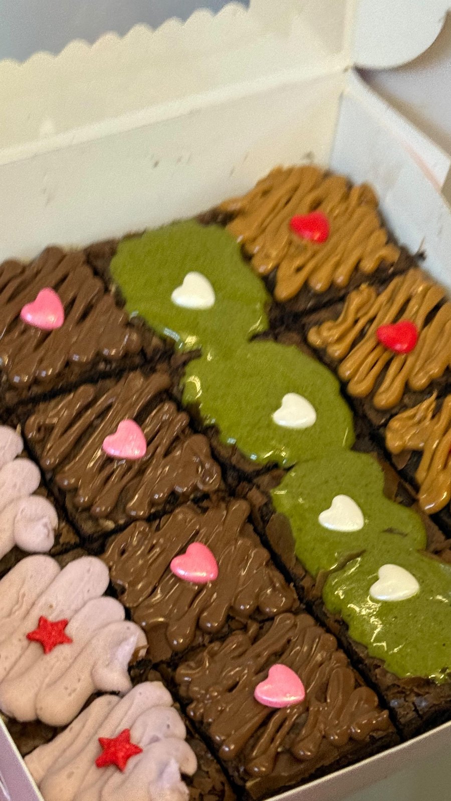 Matcha and chocolate brownie rows